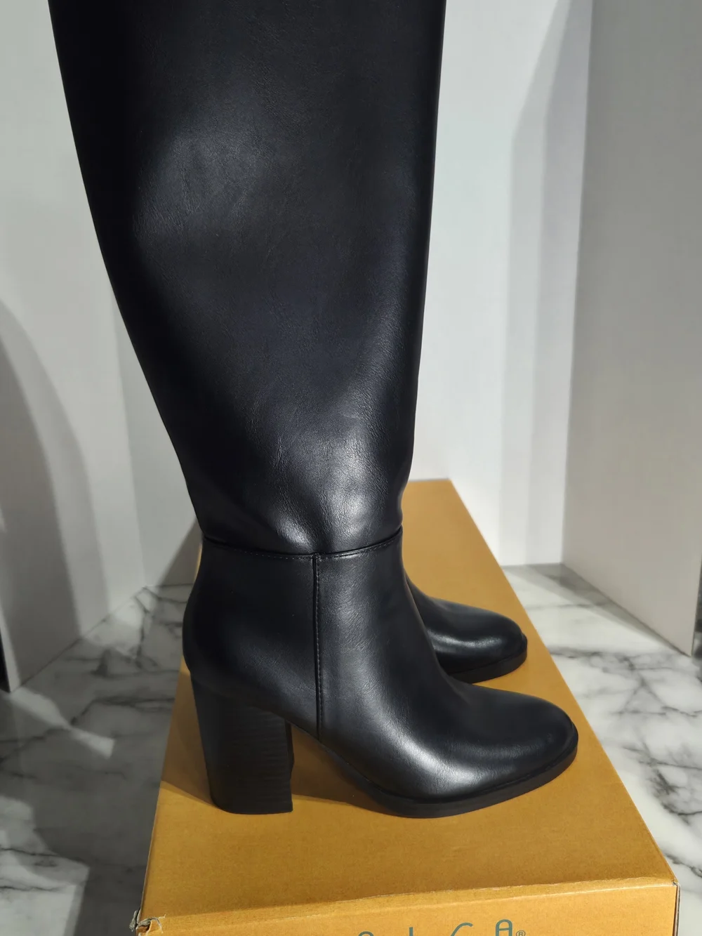 Unisa Lanna-J Women's Black Leather Knee High Side Zip Block Heel Boots 6.5 M